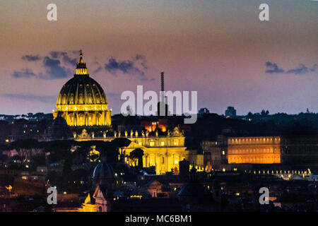 Rome nuit paysage urbain vue aérienne avec st peters dome comme sujet principal, prises à partir de vitorio emanuelle monument point de vue. Banque D'Images