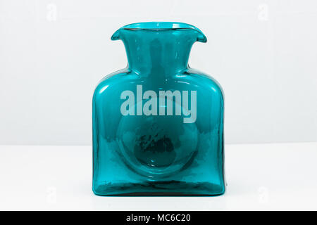 Pot à eau en verre bleu Banque D'Images