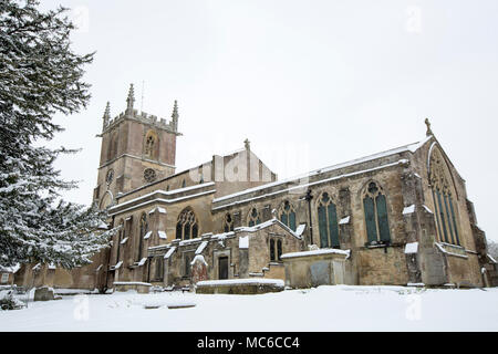 L'église St Mary vierge dans Gillingham North Dorset Angleterre Royaume-uni après la neige en mars 2018 Banque D'Images