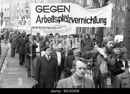 Env. 2500 ouvriers et d'employés de Felten et Guilleaume ( F&G) démontrer à Cologne le 8 mars 1977 contre les licenciements et le droit au travail. Dans le monde d'utilisation | Banque D'Images