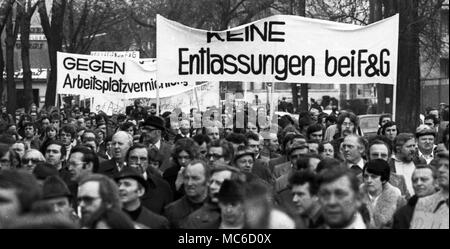 Env. 2500 ouvriers et d'employés de Felten et Guilleaume ( F&G) démontrer à Cologne le 8 mars 1977 contre les licenciements et le droit au travail. Dans le monde d'utilisation | Banque D'Images