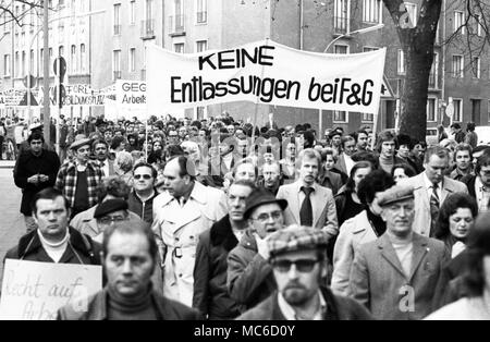 Env. 2500 ouvriers et d'employés de Felten et Guilleaume ( F&G) démontrer à Cologne le 8 mars 1977 contre les licenciements et le droit au travail. Dans le monde d'utilisation | Banque D'Images