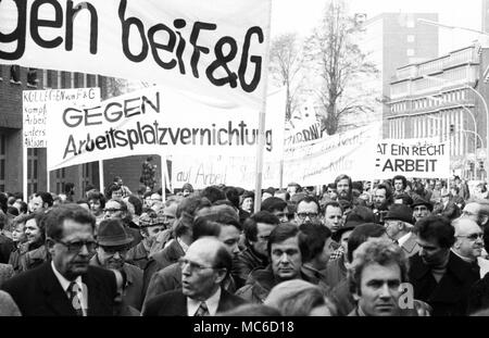 Env. 2500 ouvriers et d'employés de Felten et Guilleaume ( F&G) démontrer à Cologne le 8 mars 1977 contre les licenciements et le droit au travail. Dans le monde d'utilisation | Banque D'Images