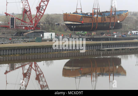 Une réplique grandeur nature d'HM Bark Endeavour a été levé après le barrage tees en route de Stockton dans une cale sèche à Middlesbrough pour 6 semaine reposer. Banque D'Images