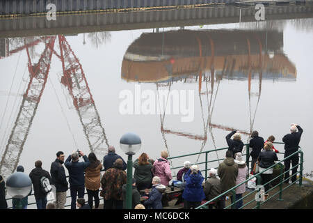 Une réplique grandeur nature d'HM Bark Endeavour a été levé après le barrage tees en route de Stockton dans une cale sèche à Middlesbrough pour 6 semaine reposer. Banque D'Images