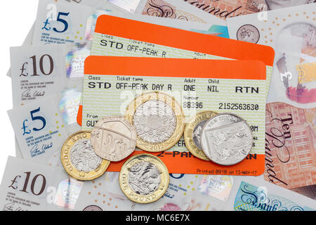 Deux billets de train britannique hors-pointe standard pour sortir et revenir avec de nouveaux tarifs ferroviaires cinq et dix livres et notes pièces livre. Angleterre Royaume-uni Grande-Bretagne Banque D'Images