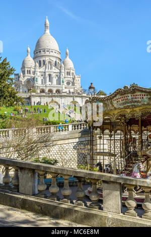 Une rampe piétonne mène de la partie inférieure de la Louise Michel, où il y a un carrousel, à l'escalier de la basilique du Sacré-Cœur. Banque D'Images