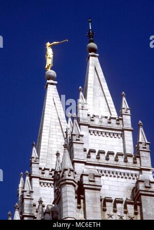 Anges - L'Ange Moroni, sur la tête d'une des flèches du temple mormon, Salt Lake City Banque D'Images