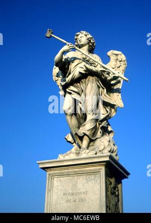 Anges Christian Angel portant l'éponge de vinaigre utilisé à la torture le Christ sur la croix. Sculpture sur le pont San Angelo, Rome Banque D'Images