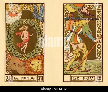 - OSWALD WIRTH TAROT DECK DE 1926 sans aucun doute le plus beau jeu de Tarot du 20e siècle, ces cartes de Tarot ont été conçus à l'origine en 1889 par le symbolisme, Oswald Wirth, et publié sous une forme légèrement modifiée, dans une édition limitée au cours de 1926, lithographie. Cette édition 1926 n'a pas été publiée comme un jeu de cartes, mais sous la forme de paires de cartes (grandes plate-forme seulement), imprimés sur lithographically 11 feuilles, et présenté dans un dossier, publié dans le cadre d'Oswald Wirth's livre sur le Tarot, la magie et les symboles, le Tarot Des Imagiers du Moyen Age, 1927. Le dossier, marqué Planches Banque D'Images