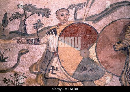 SWASTIKA croix gammée sur tunique de l'homme avec un grand bouclier. Mosaïque romaine de la 3ème ANNONCE de siècle, dans la grande villa romaine du Casale, près de Piazza Armerina. C'est l'un des plus beaux vestiges de l'âge romain Banque D'Images