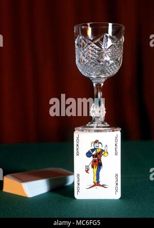 Scène - l'équilibre entre l'équilibrage tour un verre sur une carte - première étape d'une série d'images montrant comment le truc est fait Banque D'Images