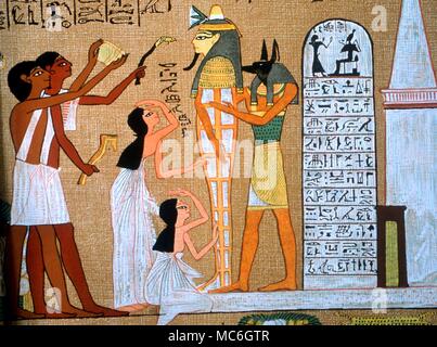 La mythologie égyptienne - La cérémonie de l'ouverture de la bouche, la momie du pharaon étant l'incarnation d'Horus. Détail de la lithographie Budge du "Livre des morts égyptien" Banque D'Images