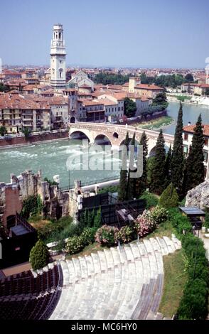 Italie Verona Avis de Vérone à la recherche à partir d'une fenêtre du musée sur le théâtre romain et de l'épouse à travers l'Adige Banque D'Images