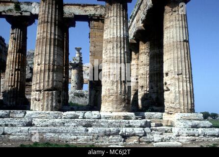 La Mythologie grecque Paestum l'un des trois temples de la Grèce antique dans l'ancienne colonie grecque maintenant appelé Paestum sur la côte ouest de l'Italie Le Temple de Héra Banque D'Images