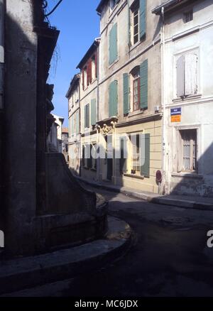 NOSTRADAMUS - ST REMY. Rue de Nostradamus à St Remy, où Nostradamus est né. À gauche est une fontaine, au-dessus duquel un buste du savant Banque D'Images