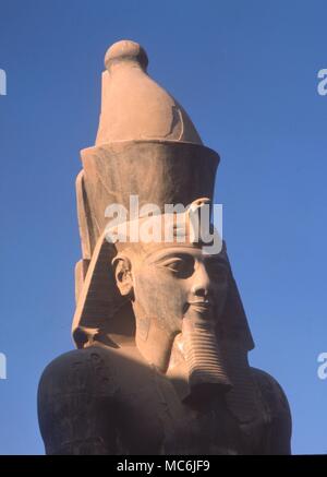 - La mythologie égyptienne. L'uraeus égyptien sur la couronne de Ramsès II. Gigantesque statue dans le temple de Louxor Banque D'Images