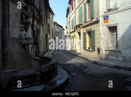 NOSTRADAMUS. St Remy, Rue de Nostradamus, où Nostradamus est né. À gauche est une fontaine au-dessus de laquelle se trouve un buste du savant Banque D'Images