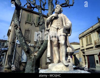 Occultistes - NOSTRADAMUS. Statue de Nostradamus à Salon, la ville où il a vécu et est mort. La statue est en place de Gaule, et a été sculpté dans la pierre par Joseph re, en 1867 Banque D'Images