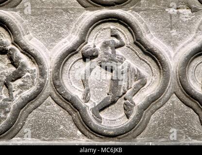 ALCHEMY - Amiens symboles. Le symbolisme alchimique dans le porche central de la cathédrale d'Amiens. Pour plus de détails de sens, voir "Fulcanelli Le mystère des Cathedrales', 1971 Banque D'Images