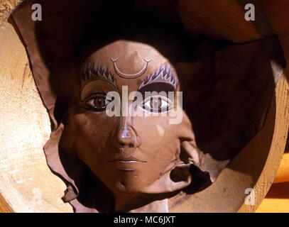 La sorcellerie - déesse de la lune. La représentation de la déesse de la Lune, exécuté par l'artiste féminine (New York) dans le bois, le cuir et l'acrylique. vers 1982. Collection Privée Toronto Banque D'Images