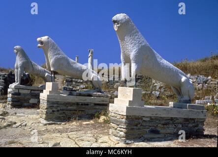 Îles grecques - Délos. Les lions naxian archaïque le long de la route menant au temple de Jupiter Banque D'Images