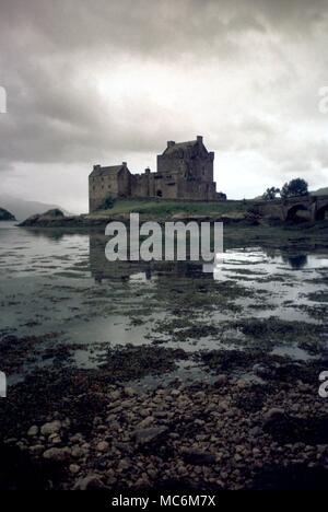 Lieux hantés - Eilean Donan. Le château d'Eileen Donan (Highlands) est dit hanté par le fantôme d'un soldat espagnol qui se sont battus avec les jacobites sous le cinquième comte de Seaforth. L'Ecosse Banque D'Images