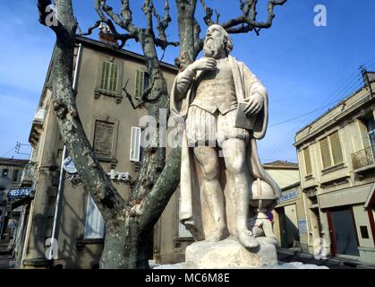 NOSTRADAMUS - Statue de Nostradamus à Salon, la ville où il a vécu et est mort. L'état est en place de Gaule, et a été sculpté dans la pierre par Joseph re, en 1867 Banque D'Images