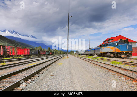 Train de voyageurs entre Prince Rupert et Prince George se dresse sur la station pour l'évolution de l'équipage de la locomotive. Smithers. La Colombie-Britannique. Le Canada. Banque D'Images