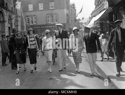 Prince George, accompagné de Dame Louis Mountbatten, Lady Milford Haven, Dame Granby, pavot Baring et Don. Pedro de Zuluetta, à Cowes. Banque D'Images