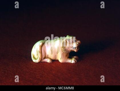 Astrologie chinoise l'un des douze animaux du zodiaque chinois. Chaque figure est sculpté à partir d'Ivoire et est à environ 3 quarts d'un pouce de hauteur. C'est l'animal symbolique chinois tigre, l'équivalent de Gemini Banque D'Images