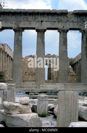 Le front de l'Est de la grande Parthénon sur l'acropole d'Athènes Athènes Grèce Banque D'Images