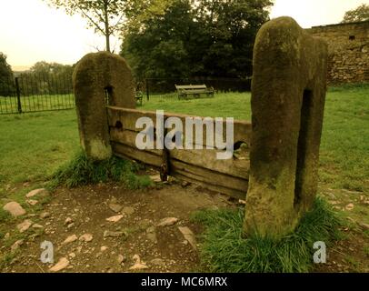 Le village par des stocks d'Eyam dans le Derbyshire. Il était connu comme le village de la peste et a choisi de s'isoler, en 1665, d'empêcher que la maladie se propage. Banque D'Images