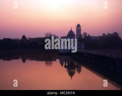 Népal - Katmandou La Rani Pokhari (au lever du soleil), avec le 16ème siècle temple construit par l'épouse de Pratap Malla à la mémoire de son fils qui était mort au cours de la jeunesse. Au-delà du temple est le Trichandra College. Banque D'Images