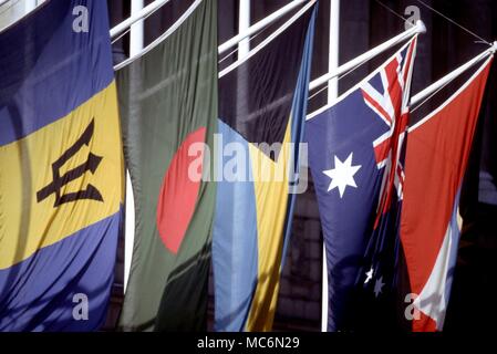 Drapeaux de tous les pays à la place du Parlement, Londres. Banque D'Images