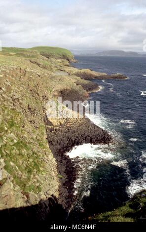 Les colonnes basaltiques Staffa hexagonal qui forment les falaises de l'île de Staffa et qui sont souvent considérées ont sculpté par des géants ou faites par les anciens magiciens Banque D'Images