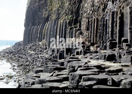 Les colonnes basaltiques Staffa hexagonal qui forment les falaises de l'île de Staffa et qui sont souvent considérées ont sculpté par des géants ou faites par les anciens magiciens Banque D'Images