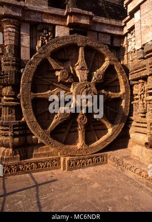 L'Inde. 000. - Orissa Konarak. Une roue géante, une des roues du Char', ou 'temple, du Sun-God, Surya, à Konarak. Banque D'Images