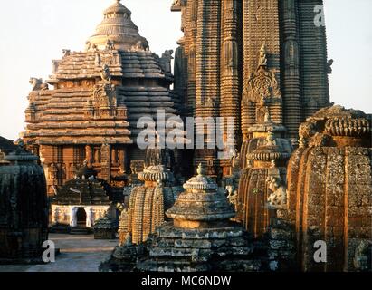 L'Inde sacrée Bhubaneswar le grand temple complexe du Lingaraj dédié à Trilbhuvaneswar Seigneur des trois mondes et datant de 1104 ANNONCE Banque D'Images