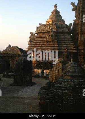 L'Inde sacrée Bhubaneswar le grand temple complexe du Lingaraj dédié à Trilbhuvaneswar Seigneur des trois mondes et datant de 1104 ANNONCE Banque D'Images