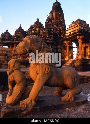 L'homme lion stylisé et devant le temple. Banque D'Images