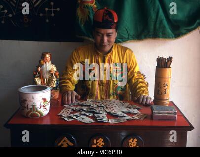 Les Chinois Fortune Teller, Ban Hong Kim, la lecture de cartes. 2004 Charles Walker / Banque D'Images