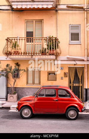 Fiat 500 Classic en stationnement sur une rue en Sicile Banque D'Images