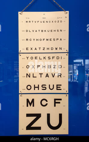 L'essai d'oeil graphique à un opticien français Banque D'Images