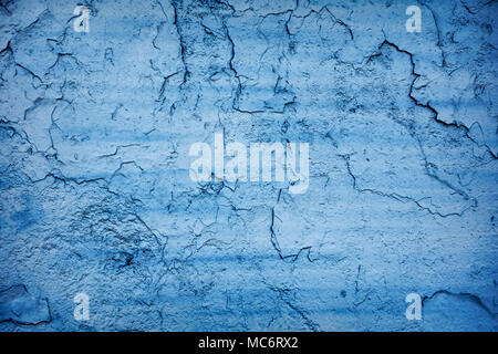 Fissuration béton mur peint bleu texture background. Banque D'Images