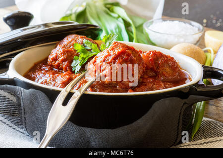 Boulettes de viande avec sauce tomate aigre-douce Banque D'Images