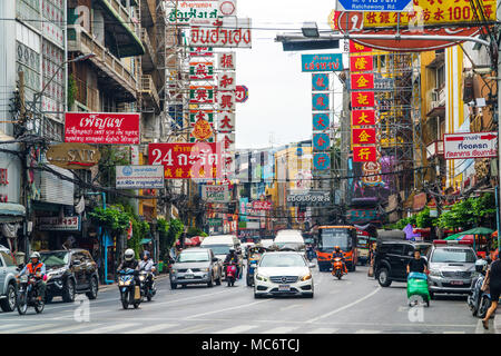 BANGKOK - le 17 janvier 2017 : l'heure de pointe dans le quartier chinois de Bangkok le 17 janvier 2017 à Bangkok, Thaïlande. Bangkok est le plus encombré en ville Banque D'Images