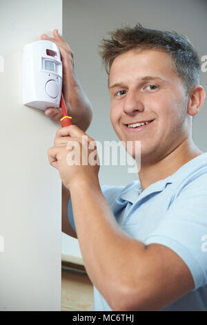 Portrait de consultant en sécurité le montage du capteur d'alarme de cambrioleur dans la chambre Banque D'Images