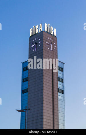 La gare de Riga à la tombée de la tour Banque D'Images
