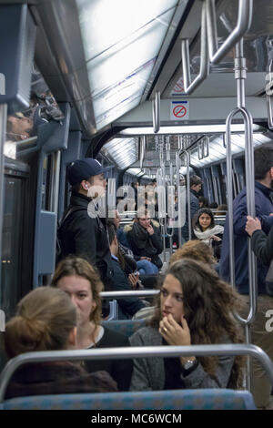 Les filles et les autres passagers à l'intérieur de voiture de métro, Paris, France Banque D'Images